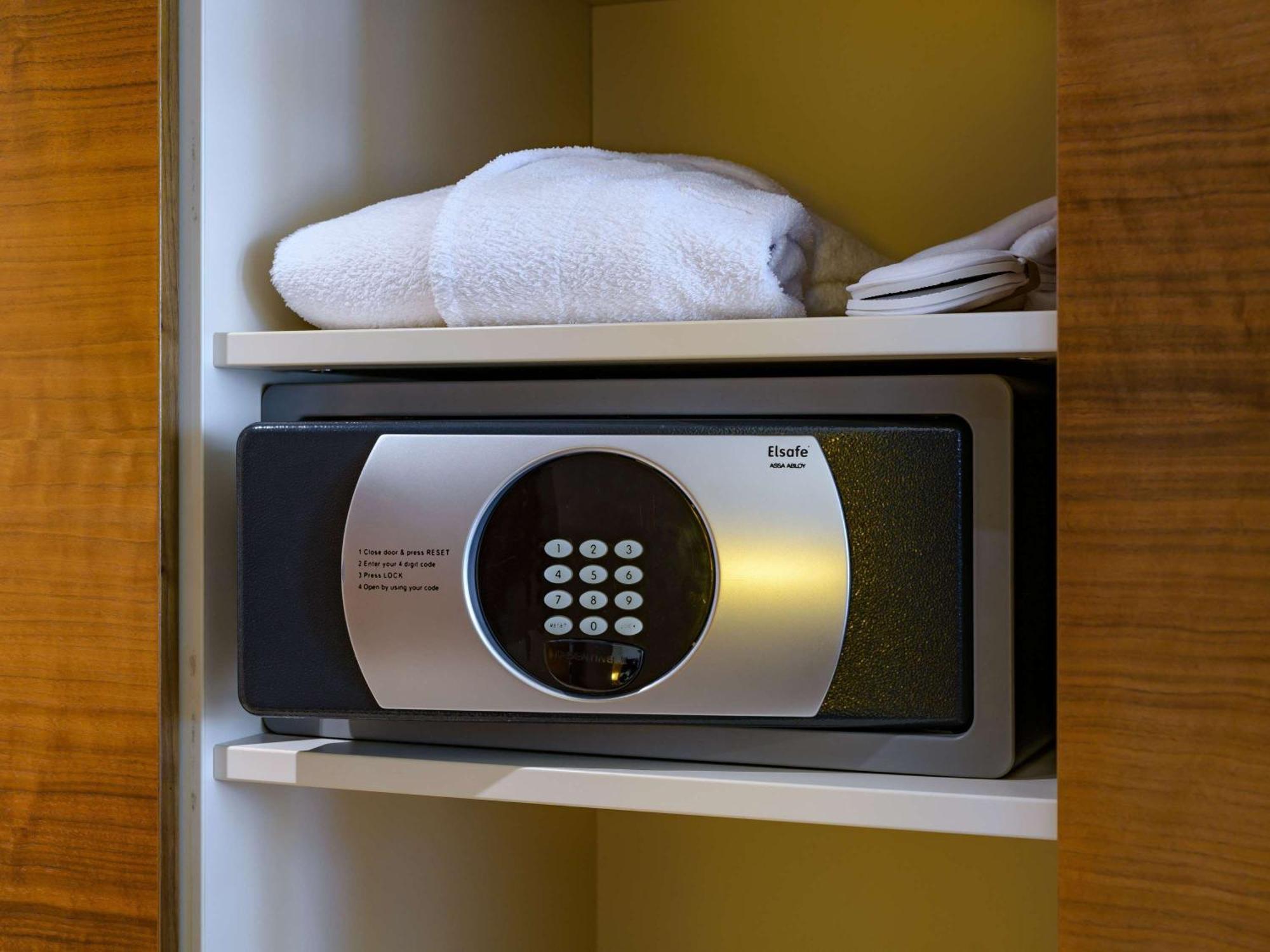 Moevenpick Hotel Geneva Мерен Екстер'єр фото
